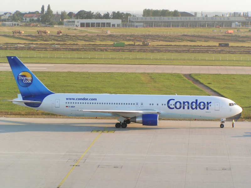Boeing 767 der Fluggesellschaft Condor mit der Registrierung D-ABUF am Flughafen Leipzig-Halle. Hier kurz vorm start Richtung Varna-Bulgarien( Leipzig-Halle 09.07.2005)