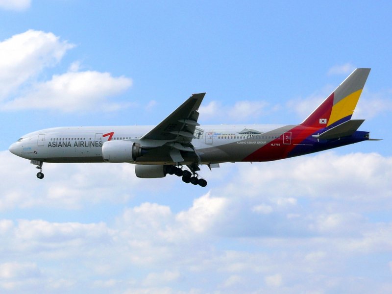 Boeing 777-28E(ER)in neuer Bemalung von Asiana Airlines in Frankfurt am 9.8.2008