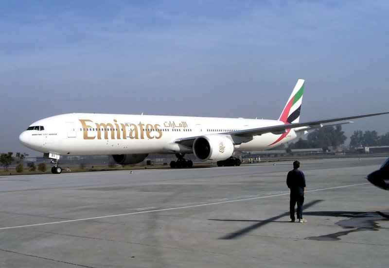 Boeing 777-300 der  Emirates , Februar 2009 am  Butho Airport  in Islamabad. 