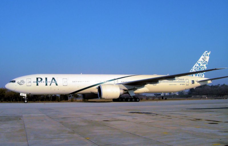 Boeing 777-300 der PIA, Kennzeichen AP-BHV am ButhoAirport in Islamabad - Februar 2009