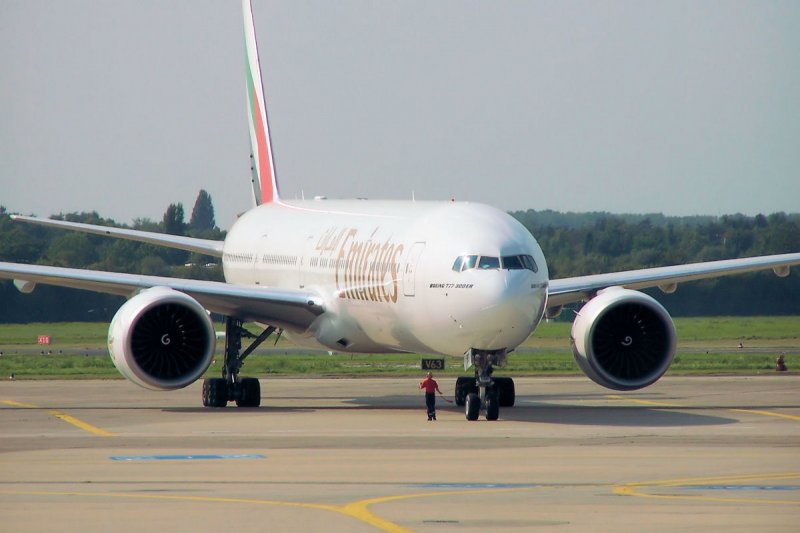 Boeing 777-300ER der Emirates Airlines, Frontaufnahme,  in Dsseldorf 08.09.2005