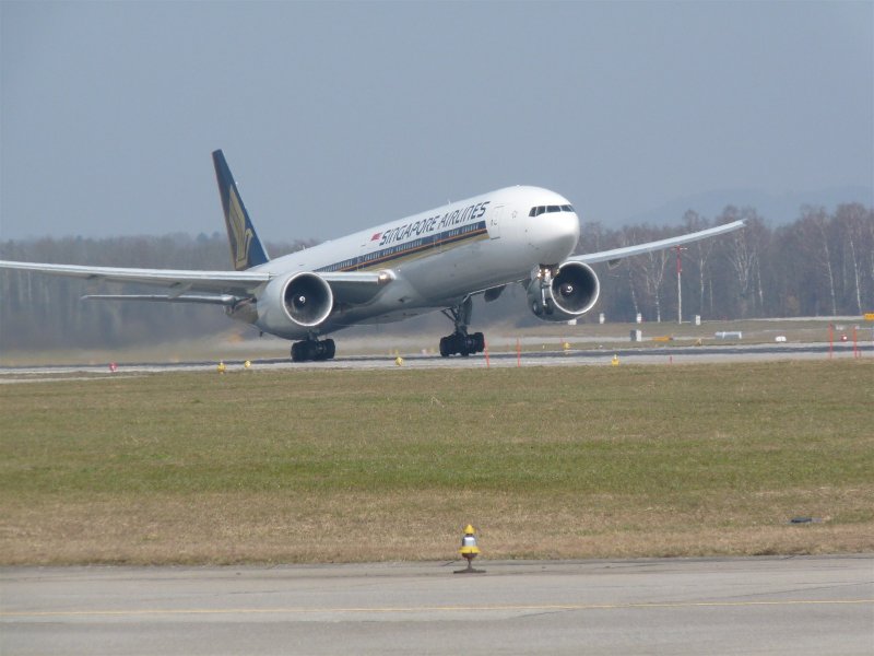 Boeing 777-312(ER) der Singapore Airlines beim Start in Zrich am 18.3.2009.