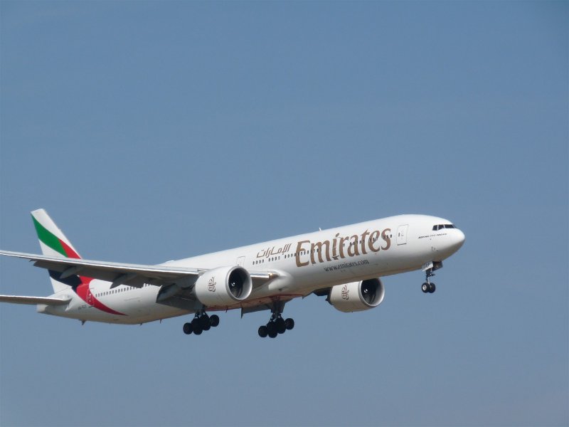 Boeing 777-31H(ER) der Emirates vor Landung in ZRH am 18.3.2009.
