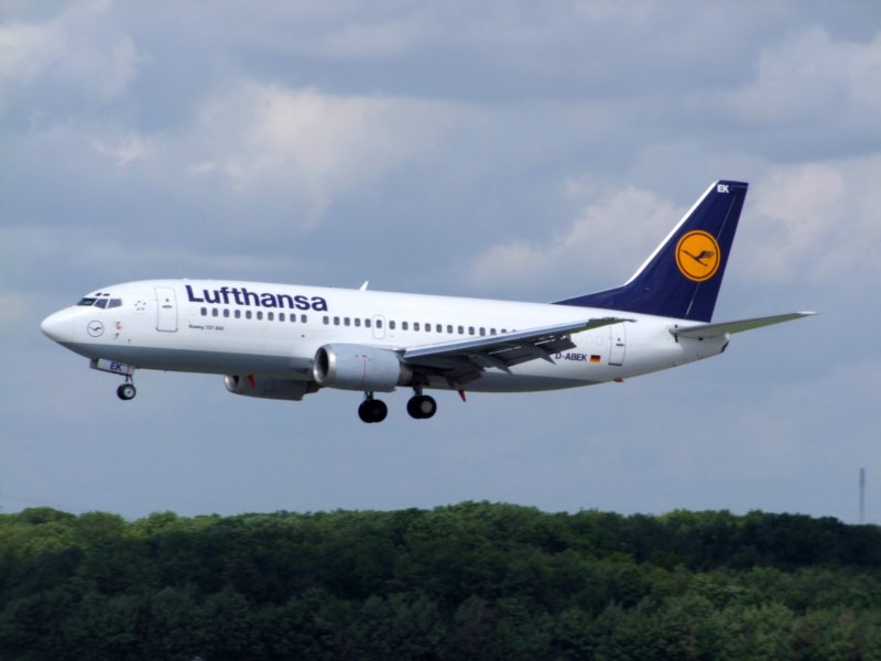Boeing737-300 der Lufthansa setzt zum Landeanflug auf die Dsseldorfer Piste an; 080904