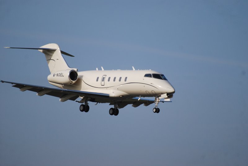 Bombardier BD-100-1A10 Challenger 300 M-NOEL im Anflug auf den Airport Hamburg Fuhlsbttel am 13.04.09