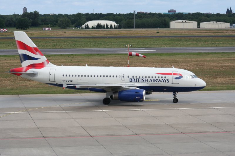 British Airways A 319-131 G-EUOD bei der Ankunft auf dem Flughafen Berlin-Tegel am 26.07.2009