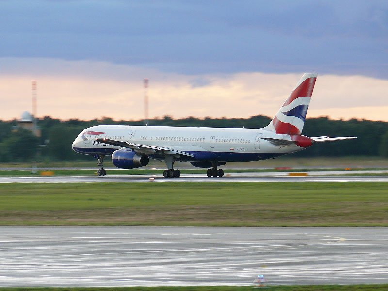 British Airways B 757-200 G-CPEL startet am 03.09.2007 in Berlin TXL 26 L in den Abendhimmel