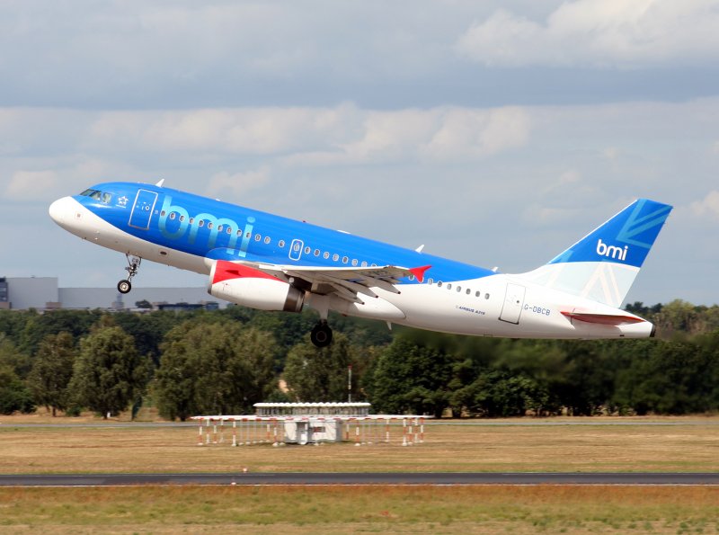 British Midland (BMI) A 319-131 G-DBCB beim Start in Berlin-Tegel am 14.08.2009