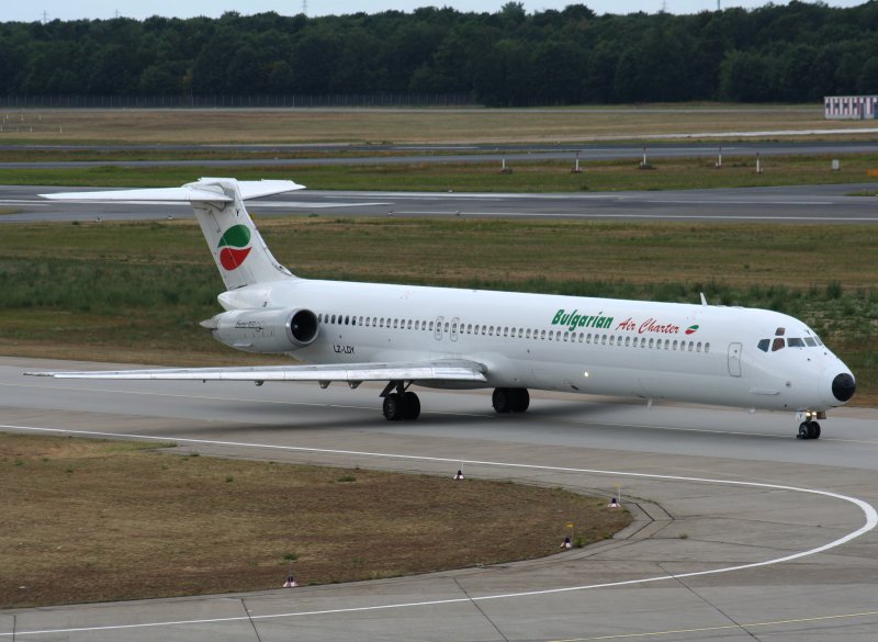 Bulgarian Air Charter McDonnel Douglas MD 82 LZ-LDY auf dem Weg zum Start in Berlin-Tegel am 14.08.2009