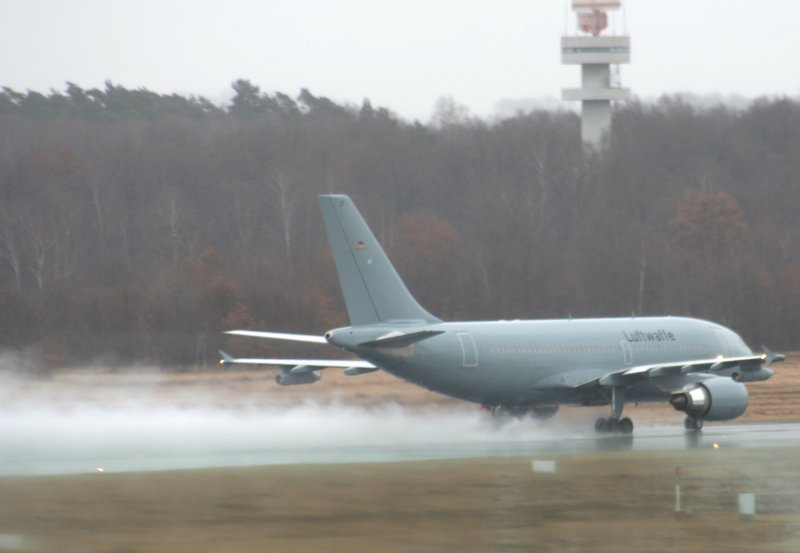 Bundeswehr A 310-304( MRTT) 10+27 am 10.03.2009 beim Start auf dem Flughafen Kln-Bonn im strmenden Regen