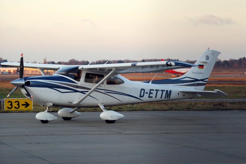 Cessna 182 Skylane D-ETTM am Geschftsfliegerzentrum in Hamburg Fuhlsbttel am 28.12.08