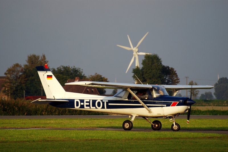 Cessna C152 D-ELOT auf dem Flugplatz Heide-Bsum am 20.09.08