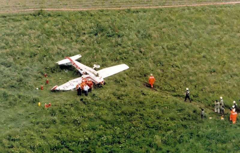 Cessna nach offensichtlich miglckter Landung !!