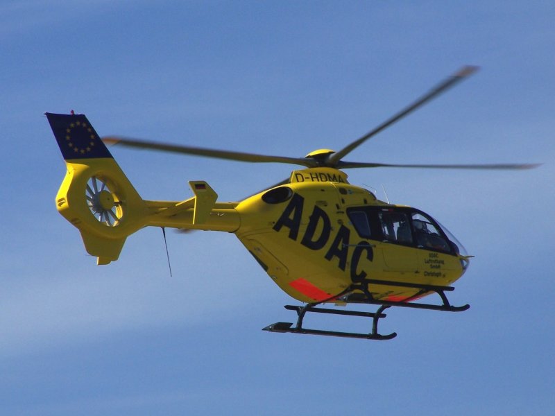 Christoph 20 (Bayreuth) des ADAC beim Anflug auf den Flugplatz Bayreuth.
Aufgenommen am 5.8.2007.