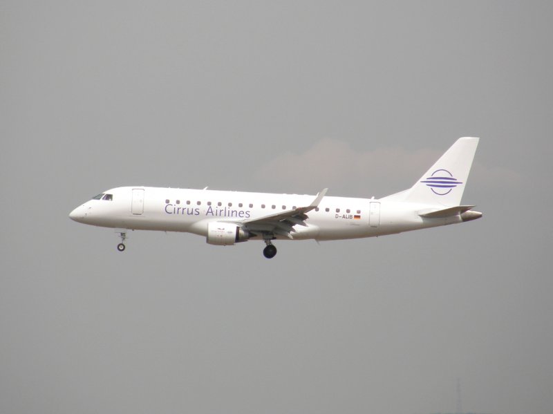 Cirrus Airlines Emraer 170 bei der Landung in Frankfurt am Main am 07.08.2008.