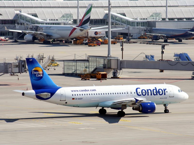 Condor A320-212 D-AICF vor Terminal I des Flughafen Mnchen am 10.03.2008