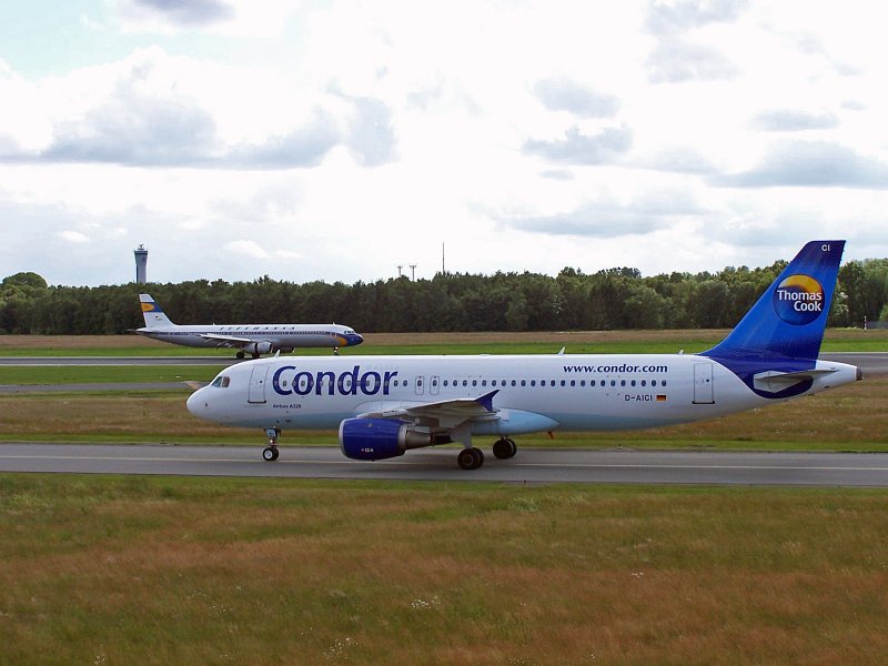 Condor Airbus A320-212 am 16.06.2009