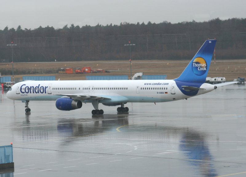 Condor B 757-330 D-ABOI am 10.03.2009 im strmenden regen auf dem Flughafen Kln-Bonn