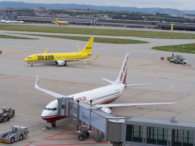 D-ABAS(Air Berlin) und D-AMFS(hlx.com) trafen sich am 3.Juli 2007 im Flughafen-Stuttgart.