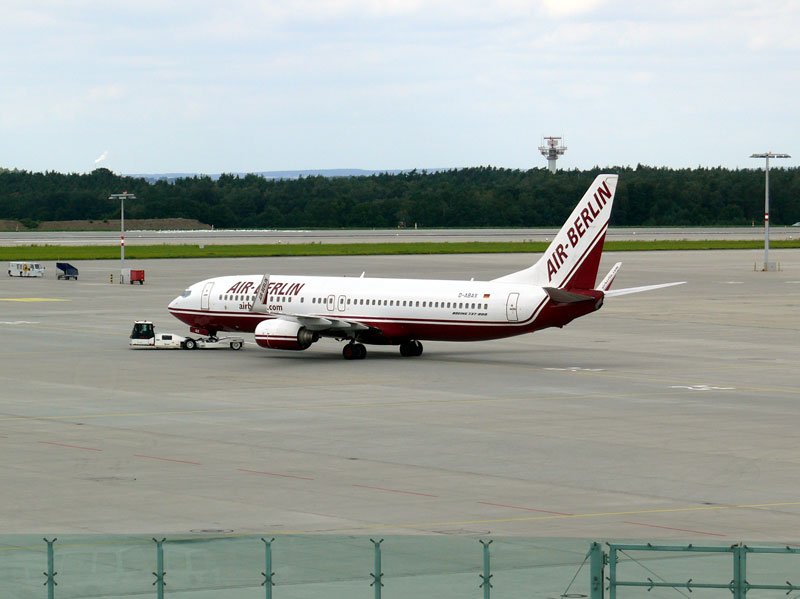 D-ABAX Boeing 737-800 der AIR BERLIN wird auf dem Rollfeld in Dresden-Klotzsche bugsiert; 27.08.2007 
