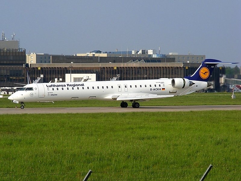D-ACKH, eine CRJ-900LR von Lufthansa Cityline, in Hannover 2.5.2009.