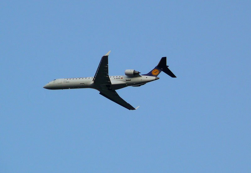 D-ACPD Canadair Jet 700 ER (CJ700) der Lufthansa CityLine als Flug LH1074 aus Mnchen beim Landeanflug auf Dresden-Klotzsche. Im Abstand von fnf Minuten verkehrt auf der gleichen Route eine F100 der Air Berlin - und das sechsmal pro Woche; 05.09.2007
