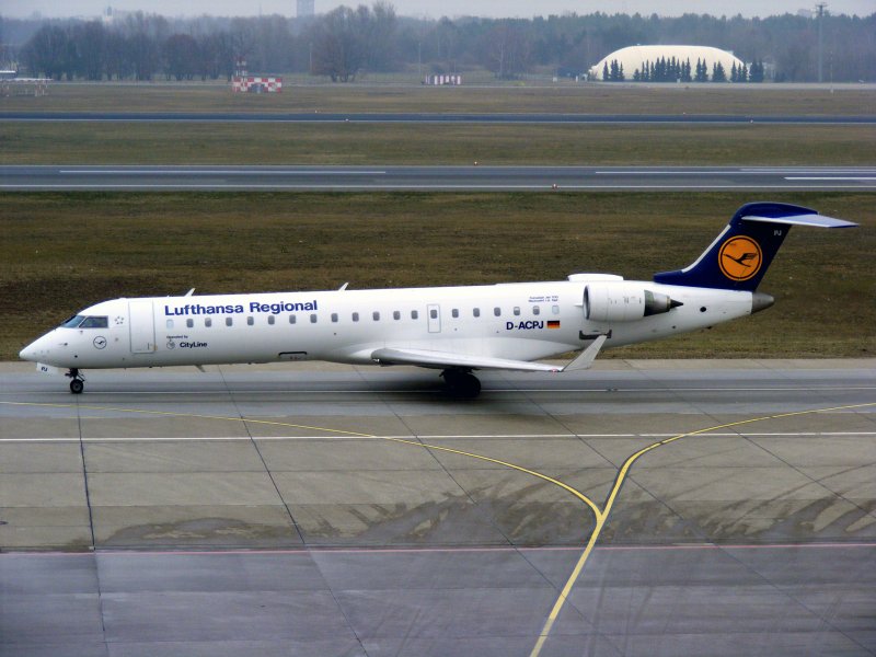 D-ACPJ, eine CRJ-700 von CityLine rollt am 29.12.2008 in Berlin-Tegel zum Gate.