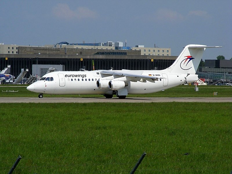 D-AHOI, ein BAe-146-300 von Eurowings verlsst die Runway. Hannover am 2.5.2009.