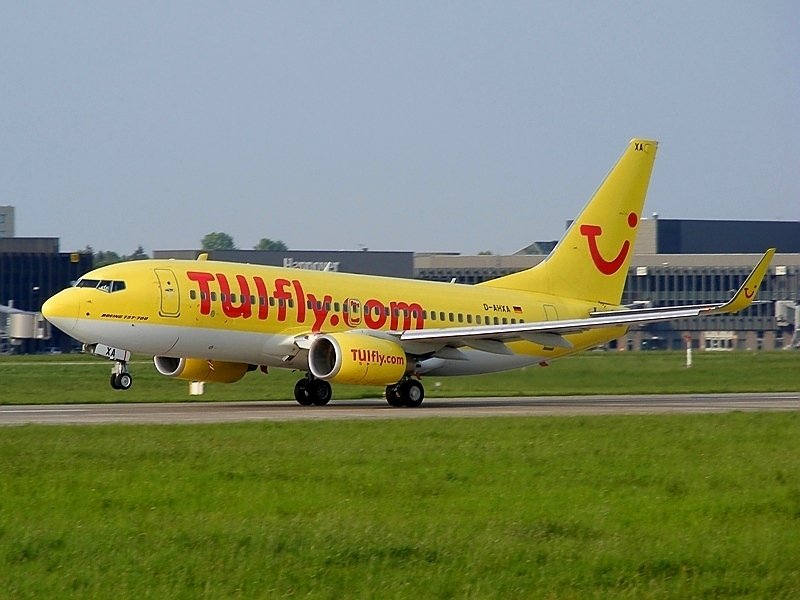 D-AHXA, 737-700 der Tuifly beim Takeoff am 2.5.2009 in Hannover.