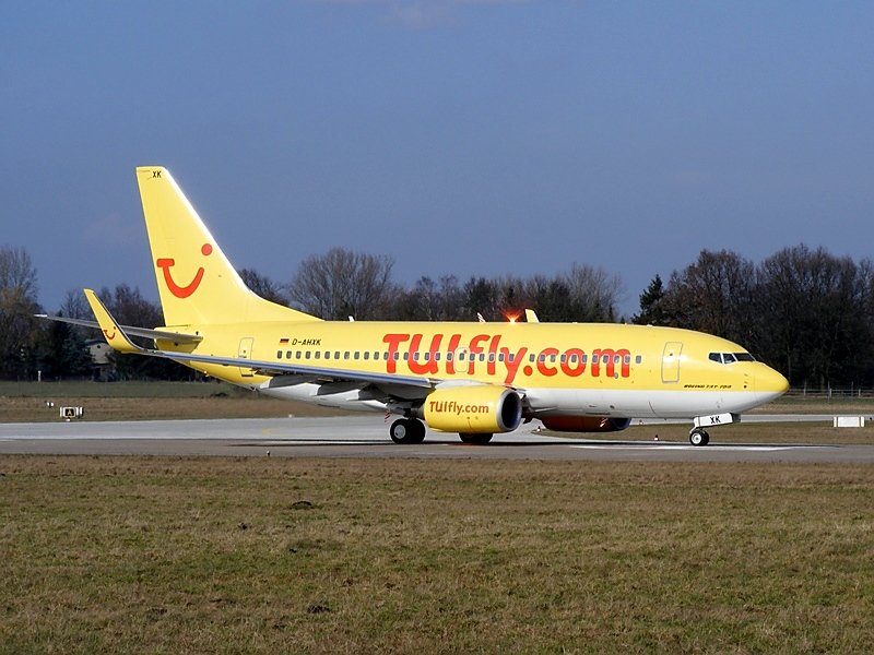 D-AHXK, eine 737-700 von TUIfly, am 4.3.2009 in Hannover. Gut zu sehen das (leuchtende) Beacon Light.