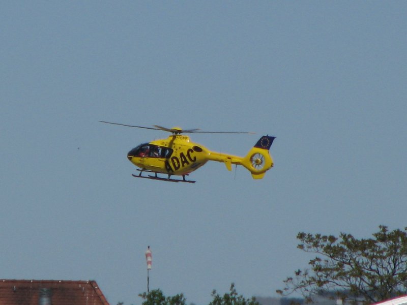 D-HOFF (EC135) des ADAC beim Landeanflug auf das Gelnde des Universittsklinikum Dresden.28.04.07