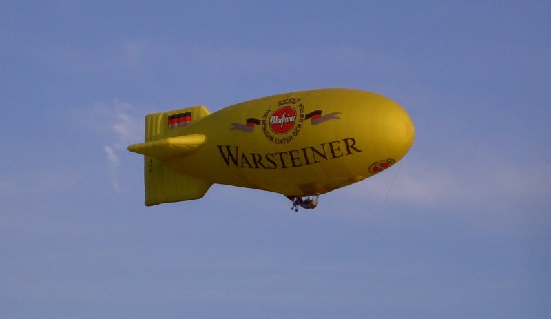 Das Heiluftluftschiff  Warsteiner Air  berfliegt am 09.09.2008 das Startgelnde der Warsteiner Internationalen Montgofiade 2008.