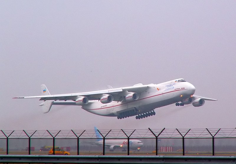 DAS Highlight des Tages in Amsterdam. Die einzige flugfhige Antonov AN-225 hebt von der 18C ab. Das Foto stammt vom 27.12.2007