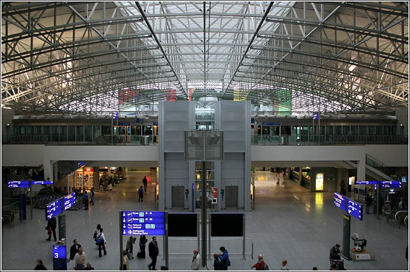 Das Terminal 2 der Frankfurter Flughafen wurde 1994 in Betrieb genommen. Die Verbindung zum Terminal 1 stellt der sogenannten Sky Train her. Diese vollautomatische Bahn fhrt auf Gummireifen. In Bildmitte ist ein solcher Zug am dortigen Bahnsteig stehend erkennbar. 1.6.2006 (Matthias)