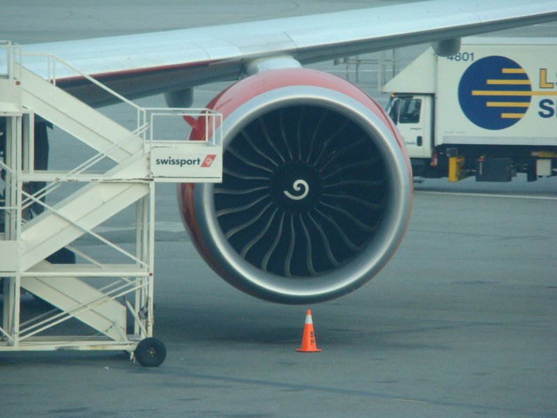 Das Triebwerk eines Airbus A330 von EgyptAir auf den JFK USA. Aufgenommen am 19.04.08