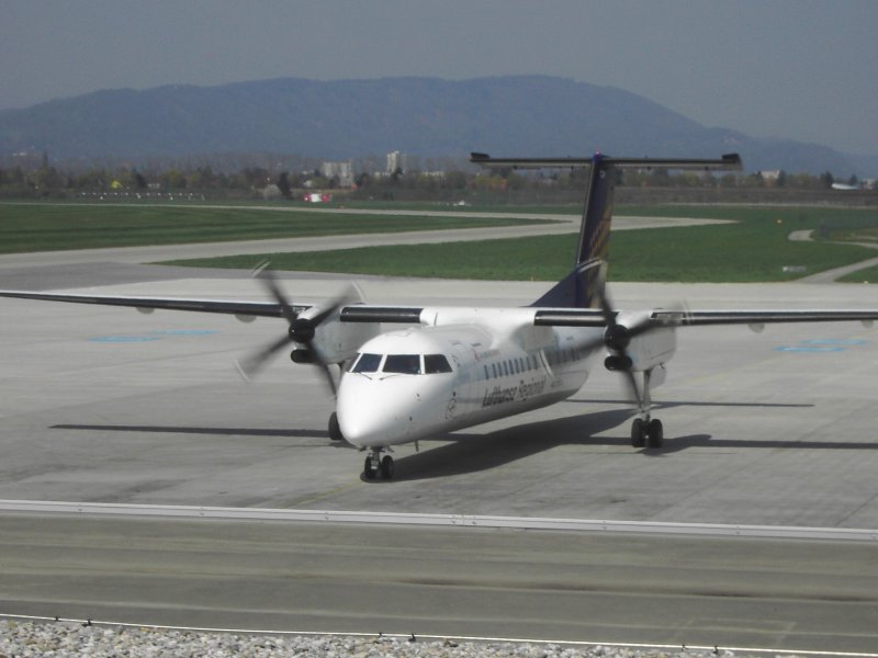 Dash 8-300 kurz nach der Landung aus Mnchen.
