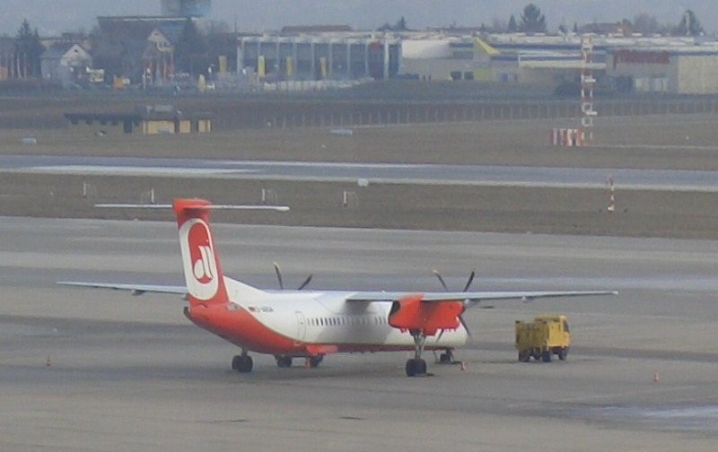 Dash 8Q-400 der Air Berlin auf dem Stuttgarter Flughafenvorfeld
