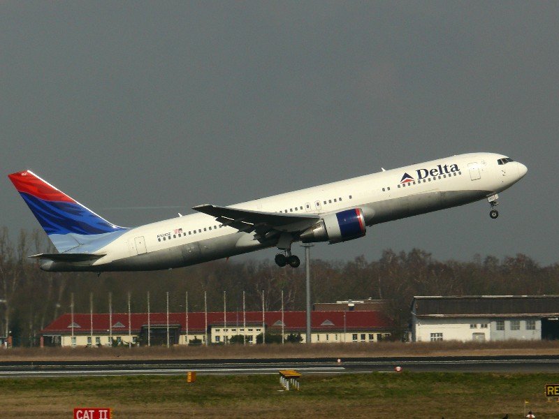 Delta 763 N169DZ BerlinTXL 27.03.2008
