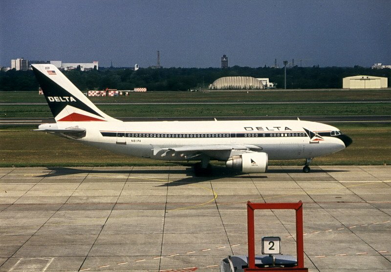 Delta Air Lines, N811PA, Airbus A310-324. Auch diese Maschine gehrte vorher zur PanAm, erkennbar an den beide letzten Buchstaben in der Kennung. Foto von der Zuschauerterrasse in den 90er Jahren.