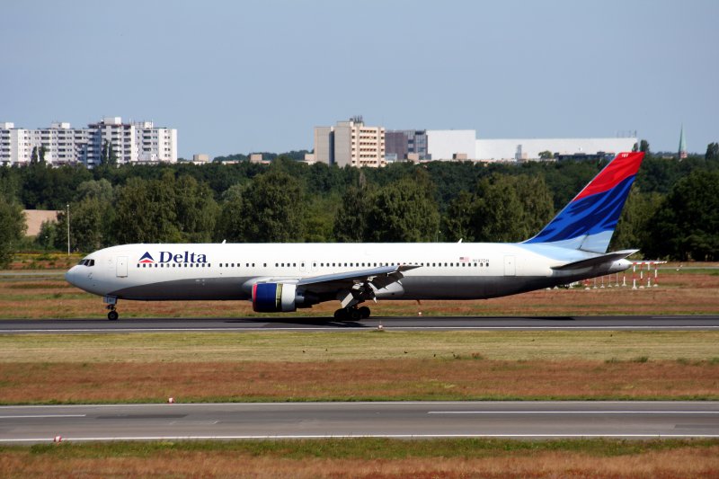 Delta Airlines B 767-332(ER) N197DN nach der Landung in Berlin-Tegel am 14.06.2009
