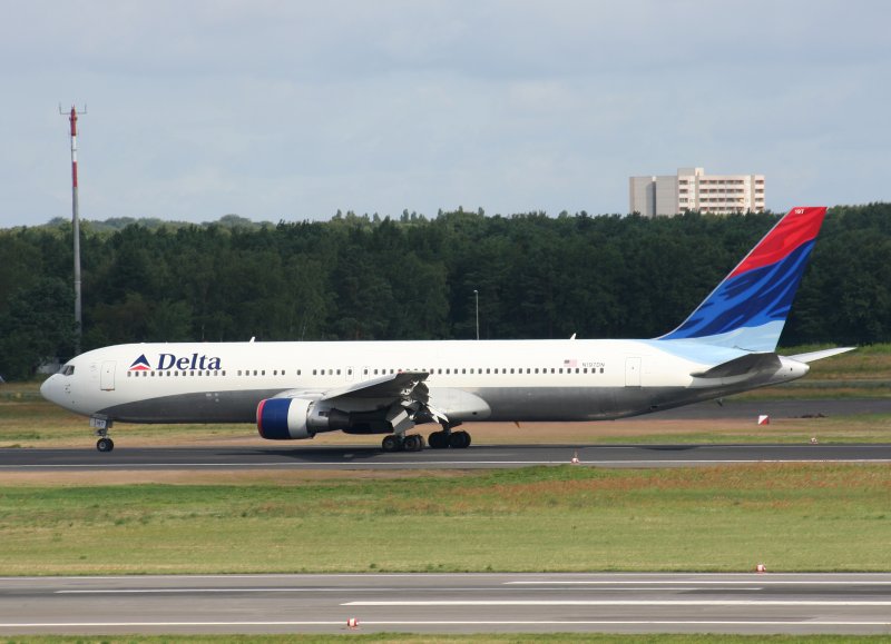 Delta Airlines B 767-332(ER) N197DN nach der Landung in Berlin-Tegel am 26.07.2009