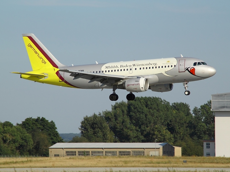 Der A319 D-AKNM von Germanwings wirbt fr Baden-Wrttemberg. Dresden am 19.8.2009