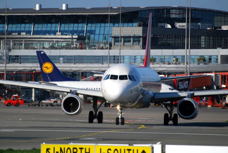 Der A321 TC-JRD der Turkish Airlines rollt zum Start aufgenommen am 18.04.09 in Hamburg Fuhlsbttel das Wetter am diesen Tag war wieder fabelhaft zum Planespotten.