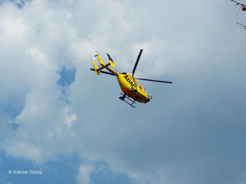 Der ADAC Rettungshubschrauber D-HTIB, ein Intensiv-Transport-Hubschrauber (ITH) vom Typ Eurocopter BK 117 auf dem Rckflug von einem Einsatz zum Universittsklinikum; Dresden-Johannstadt, 28.03.2007
