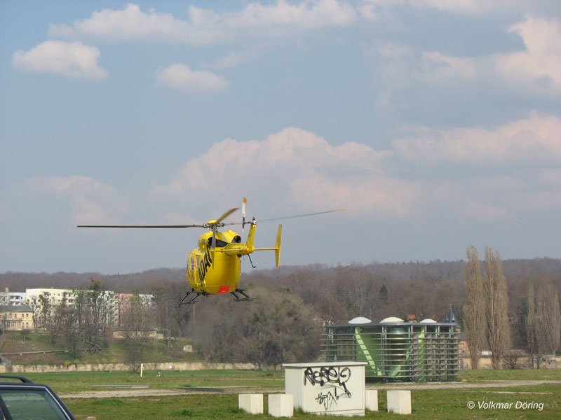 Der ADAC Rettungshubschrauber D-HTIB, ein Intensiv-Transport-Hubschrauber (ITH) vom Typ Eurocopter BK 117 startet auf der Dresdner Elbwiese; Dresden-Johannstadt, 28.03.2007
