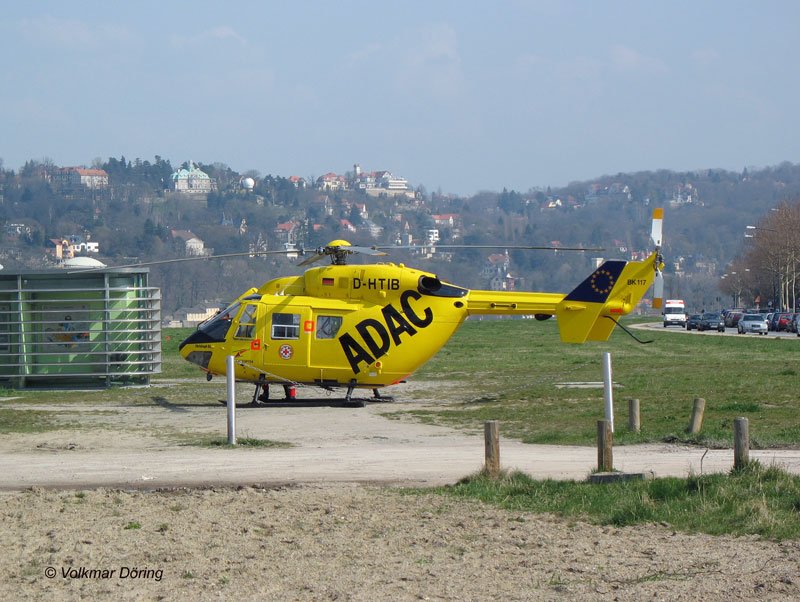Der ADAC Rettungshubschrauber D-HTIB, ein Intensiv-Transport-Hubschrauber (ITH) vom Typ Eurocopter BK 117 gelandet auf der Dresdner Elbwiese; Dresden-Johannstadt, 28.03.2007
