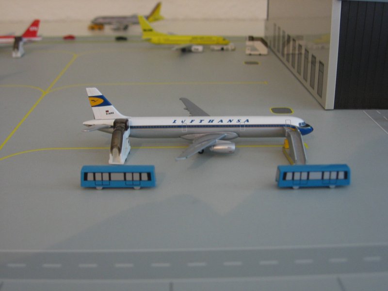 Der Airbus A321-100 der Lufthansa mit Sonderlackierung  Retrojet  steht auf dem Vorfeld meines Terminal 2.