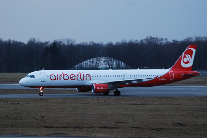 Der Airbus A321 D-ABCA der Air Berlin rollt von der Runway zum Terminal in Hamburg Fuhlsbttel.Aufgenommen am 03.03.09