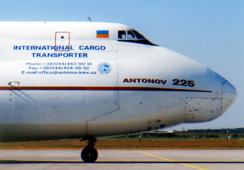 Der Bug der AN 225. Wer sie mal chartern will, hier die Kontaktdaten.