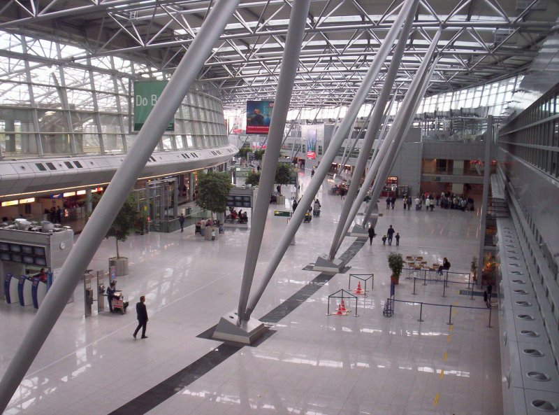 Der Dsseldorfer Flughafen von innen. Terminal C im Sommer 2005